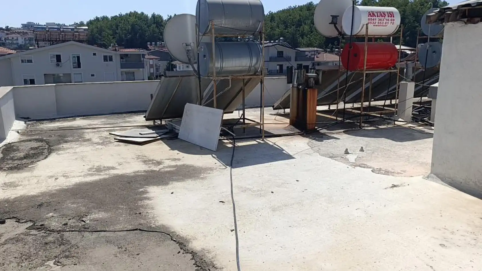 Evde unuttuğu anahtar sonu oldu, çatıdan balkona hortumla inmek isterken hayatını kaybetti