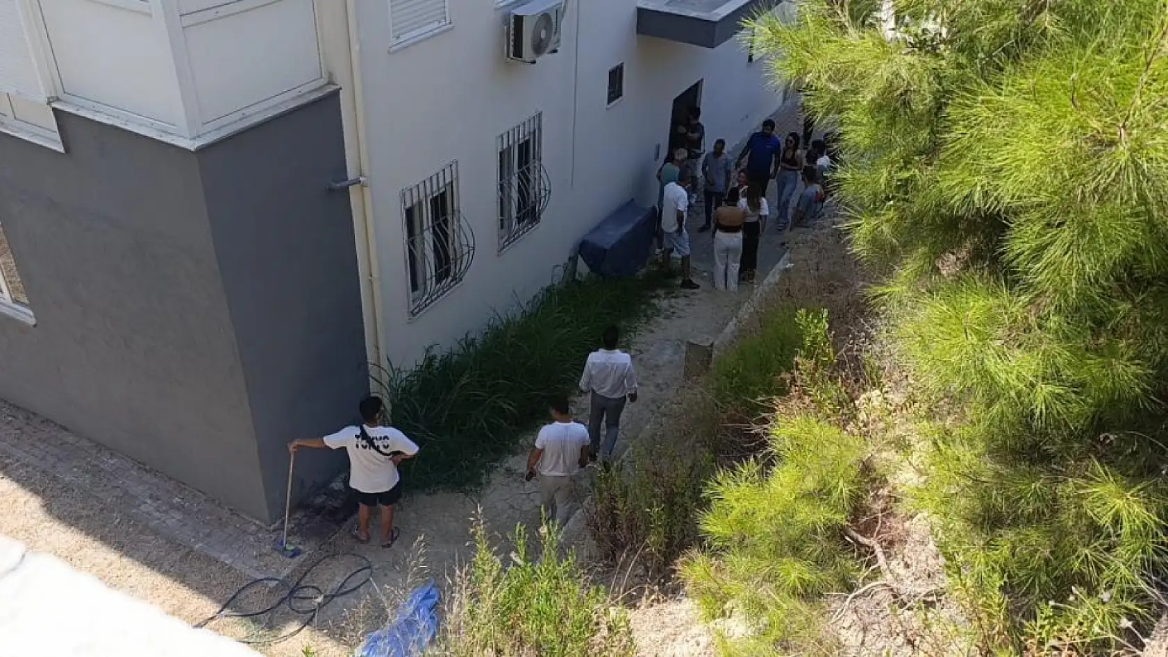 Evde unuttuğu anahtar sonu oldu, çatıdan balkona hortumla inmek isterken hayatını kaybetti