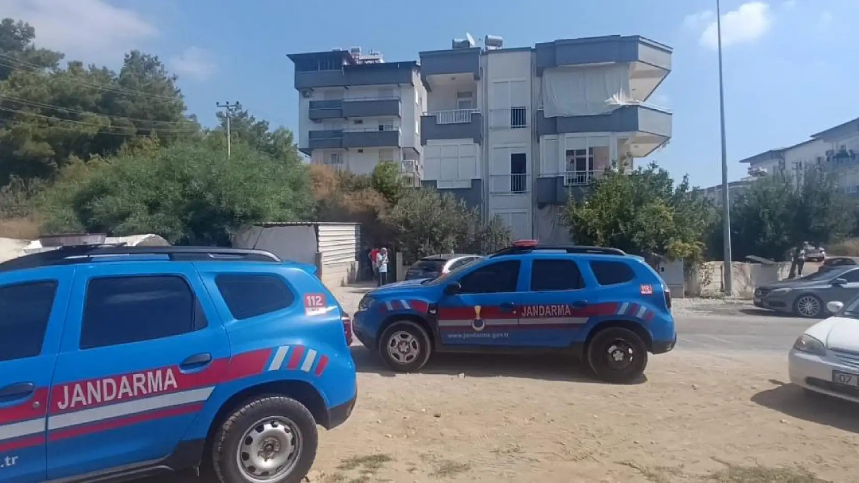 Evde unuttuğu anahtar sonu oldu, çatıdan balkona hortumla inmek isterken hayatını kaybetti
