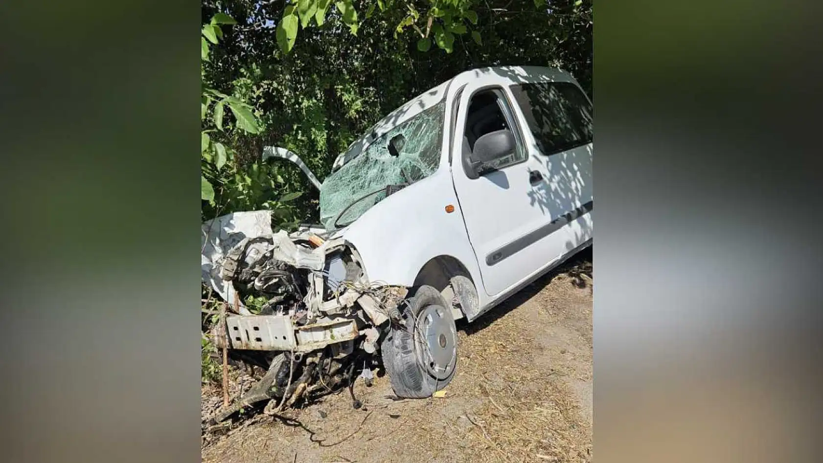 Feci trafik kazası: Otomobil sürücüsü yaşamını yitirdi