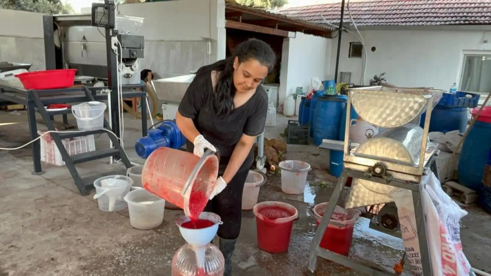 Muğla'da üniversite mezunu genç kadın, köyünde üretim merkezi kurdu