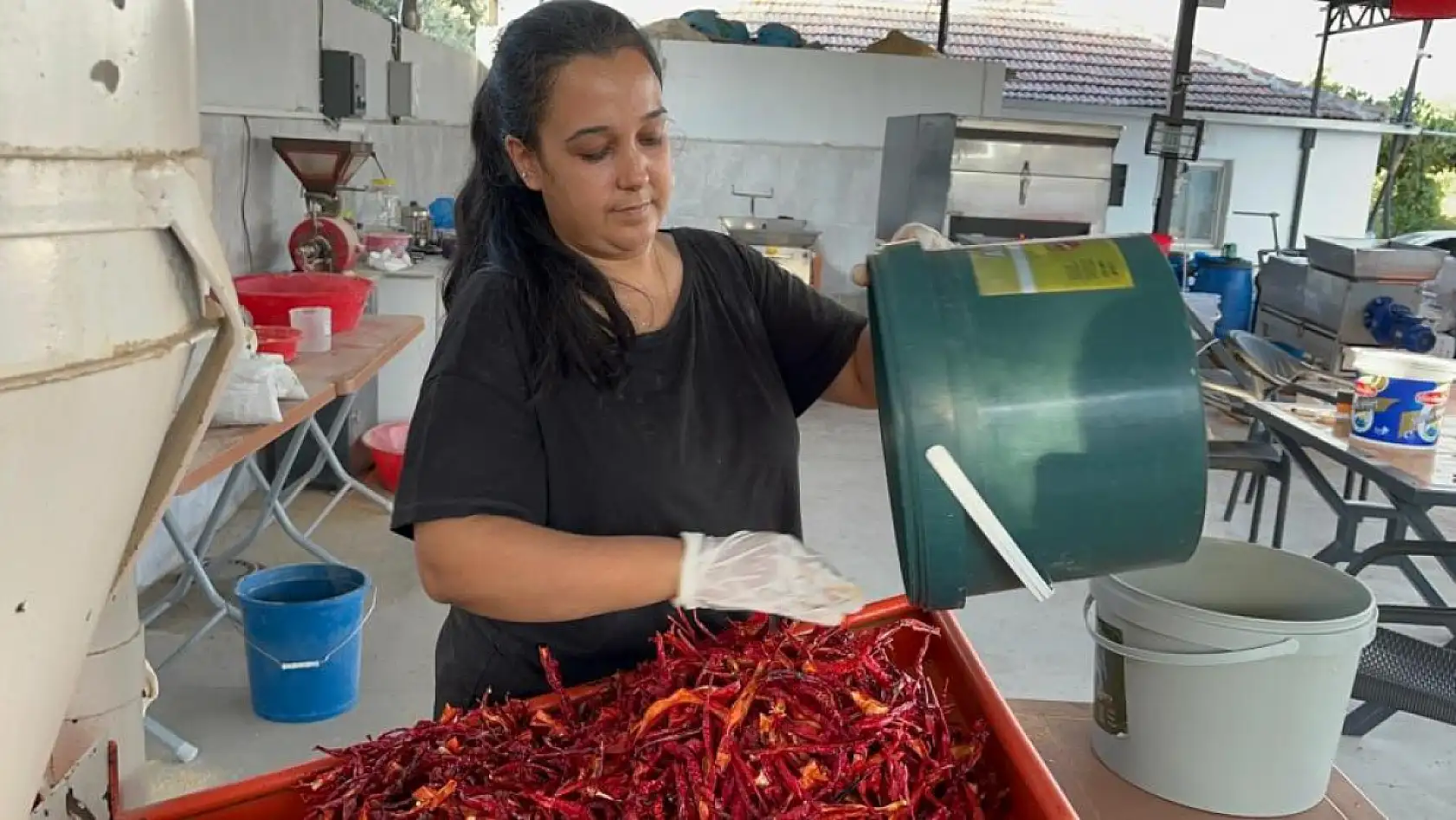 Muğla'da üniversite mezunu genç kadın, köyünde üretim merkezi kurdu