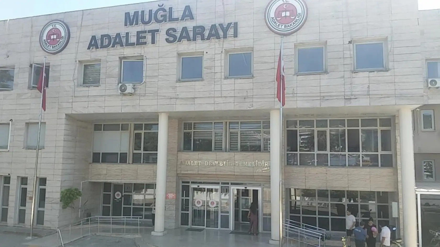 Menteşe Belediye Başkanı Aras'ın ananesinin evine saldıran şüpheliler adliyeye sevk edildi