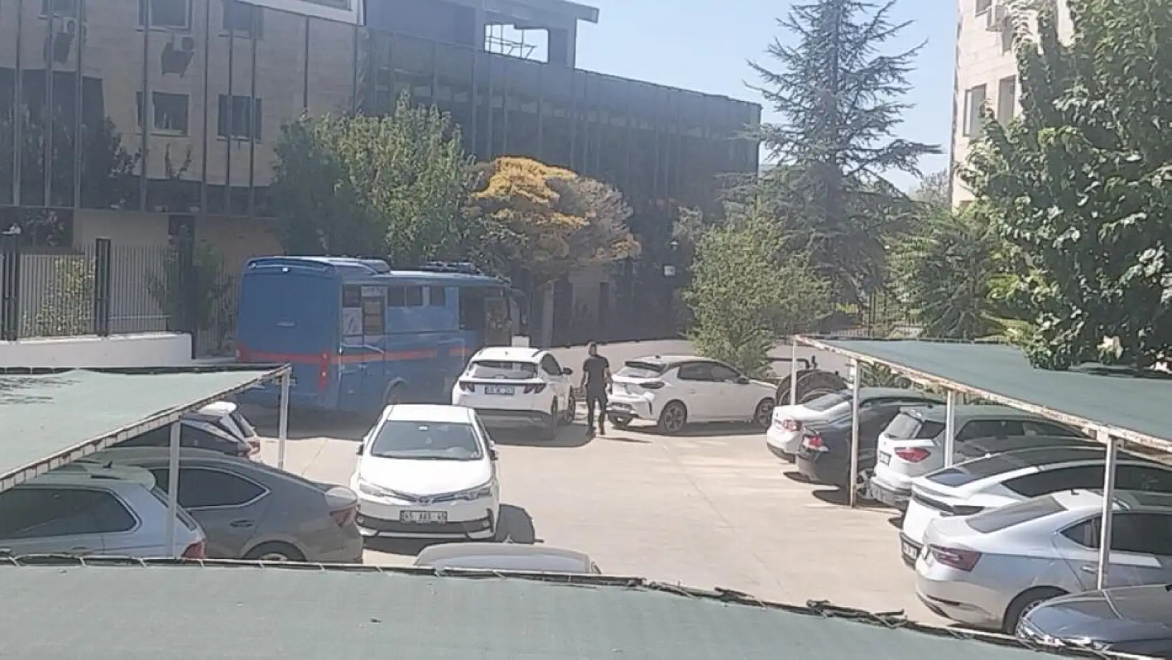 Menteşe Belediye Başkanı Aras'ın anneannesinin evine saldıran şüpheliler adliyeye sevk edildi