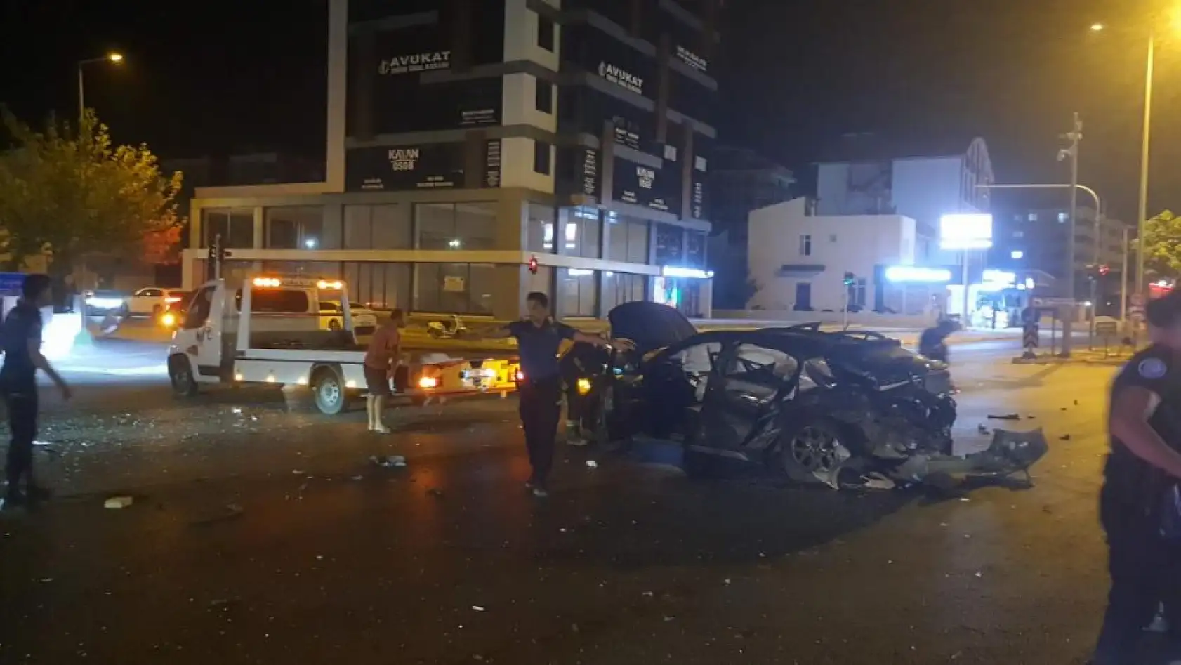 Kavşağa çıkan otomobili adeta biçti, sürücü araçtan fırladı: 3 yaralı