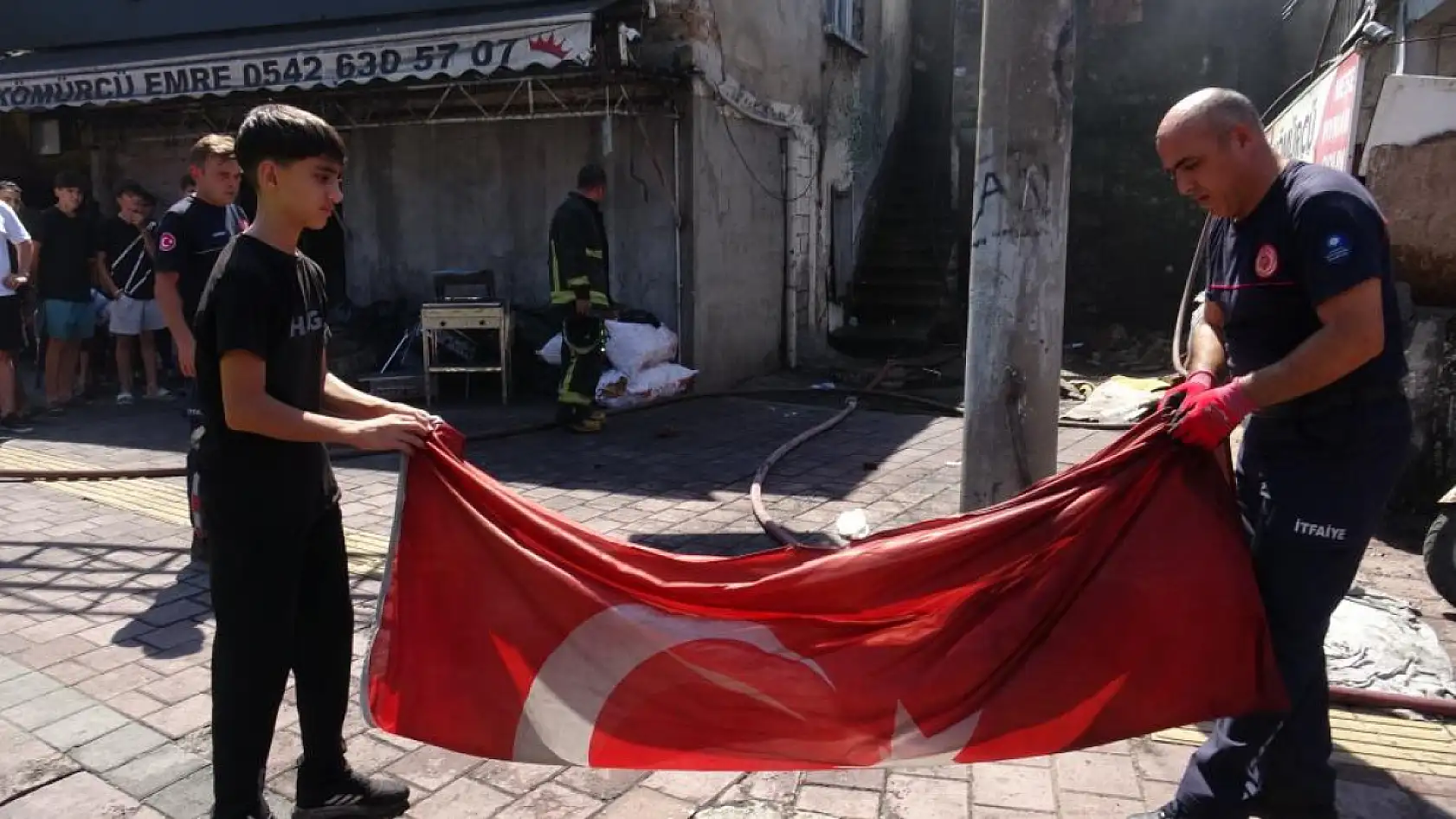 Kıbrıs gazisi, yeğeninin yaktığı evden sadece zarar görmeyen Türk Bayrağını alabildi