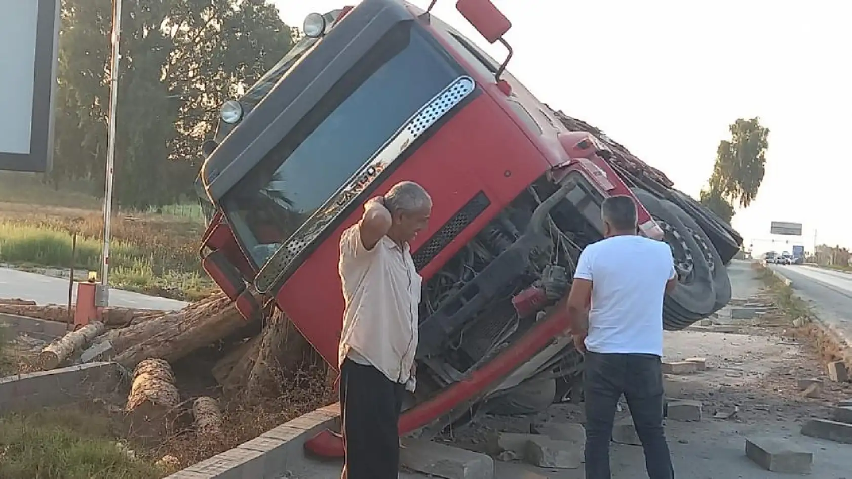 Lastiği patlayan tomruk yüklü kamyon devrildi, sürücü kazayı burnu bile kanamadan atlattı