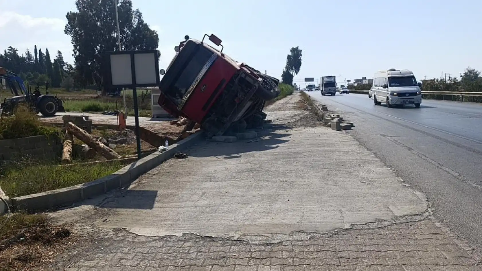 Lastiği patlayan tomruk yüklü kamyon devrildi, sürücü kazayı burnu bile kanamadan atlattı