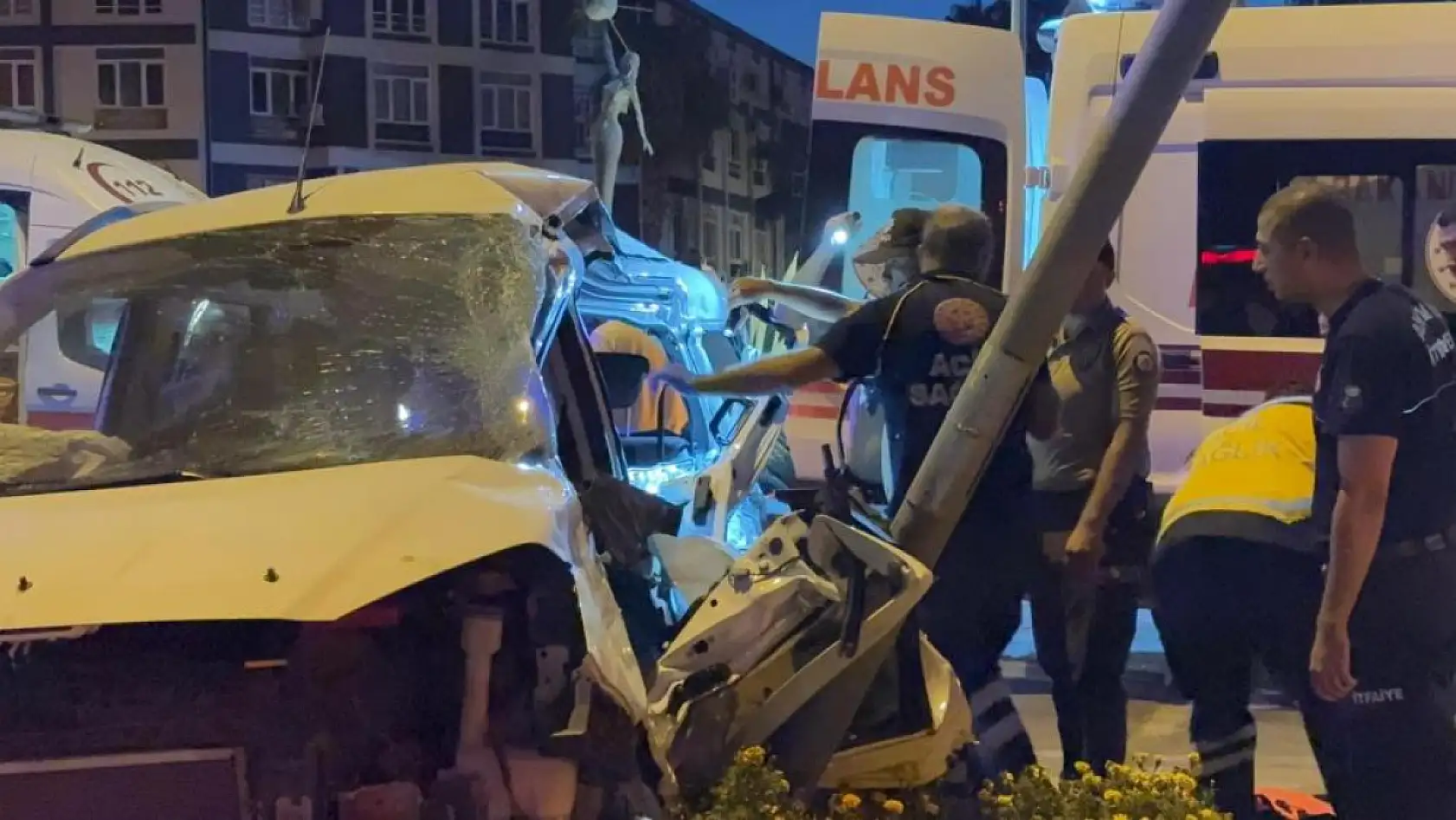 Kırmızı ışık ihlali kazayı da beraberinde getirdi: 3'ü ağır 6 yaralı