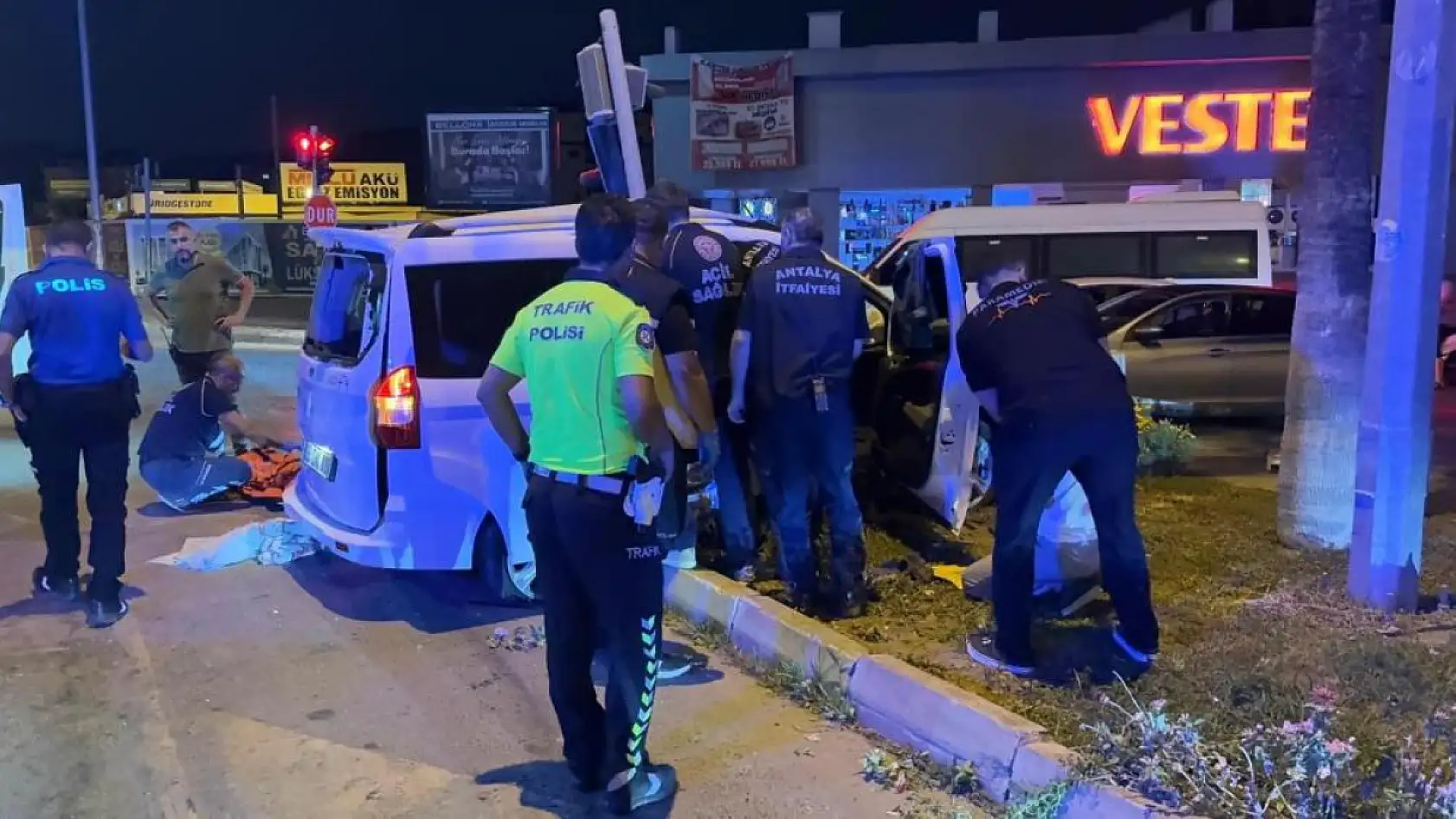 Kırmızı ışık ihlali kazayı da beraberinde getirdi: 3'ü ağır 6 yaralı