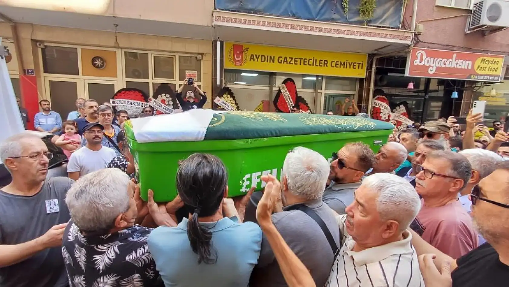 Aydın'da gazeteci Yazıcı'yı meslektaşları son yolculuğuna uğurladı