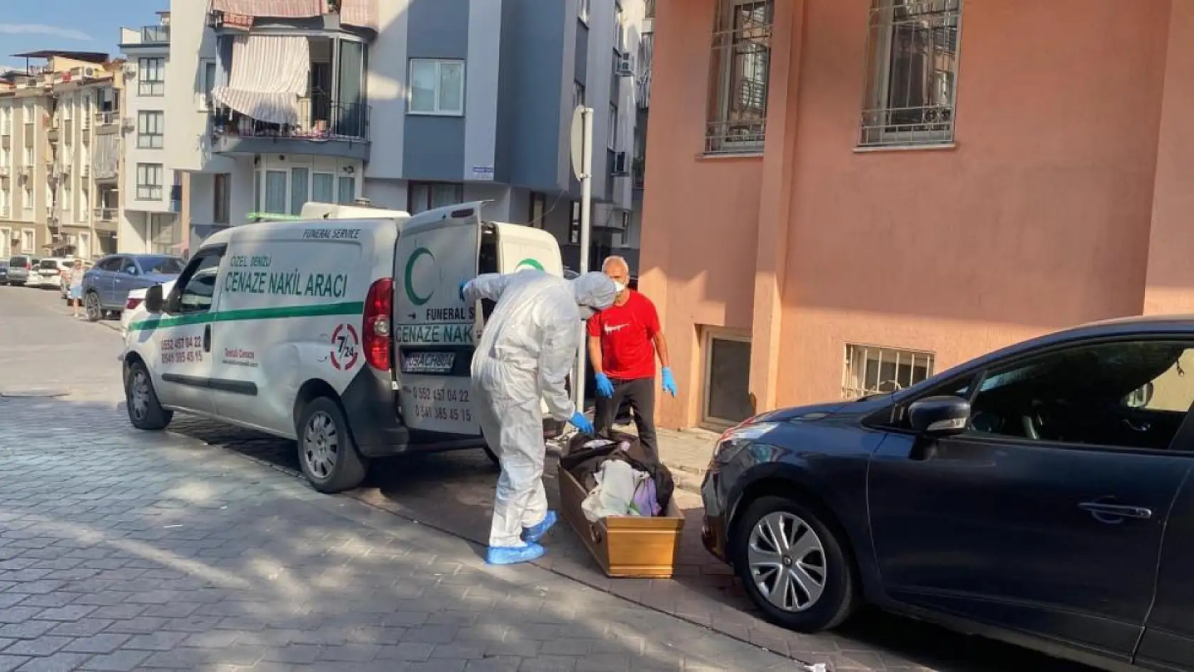 Yalnız yaşayan yaşlı adamın cesedi yayılan kötü kokuyla bulundu
