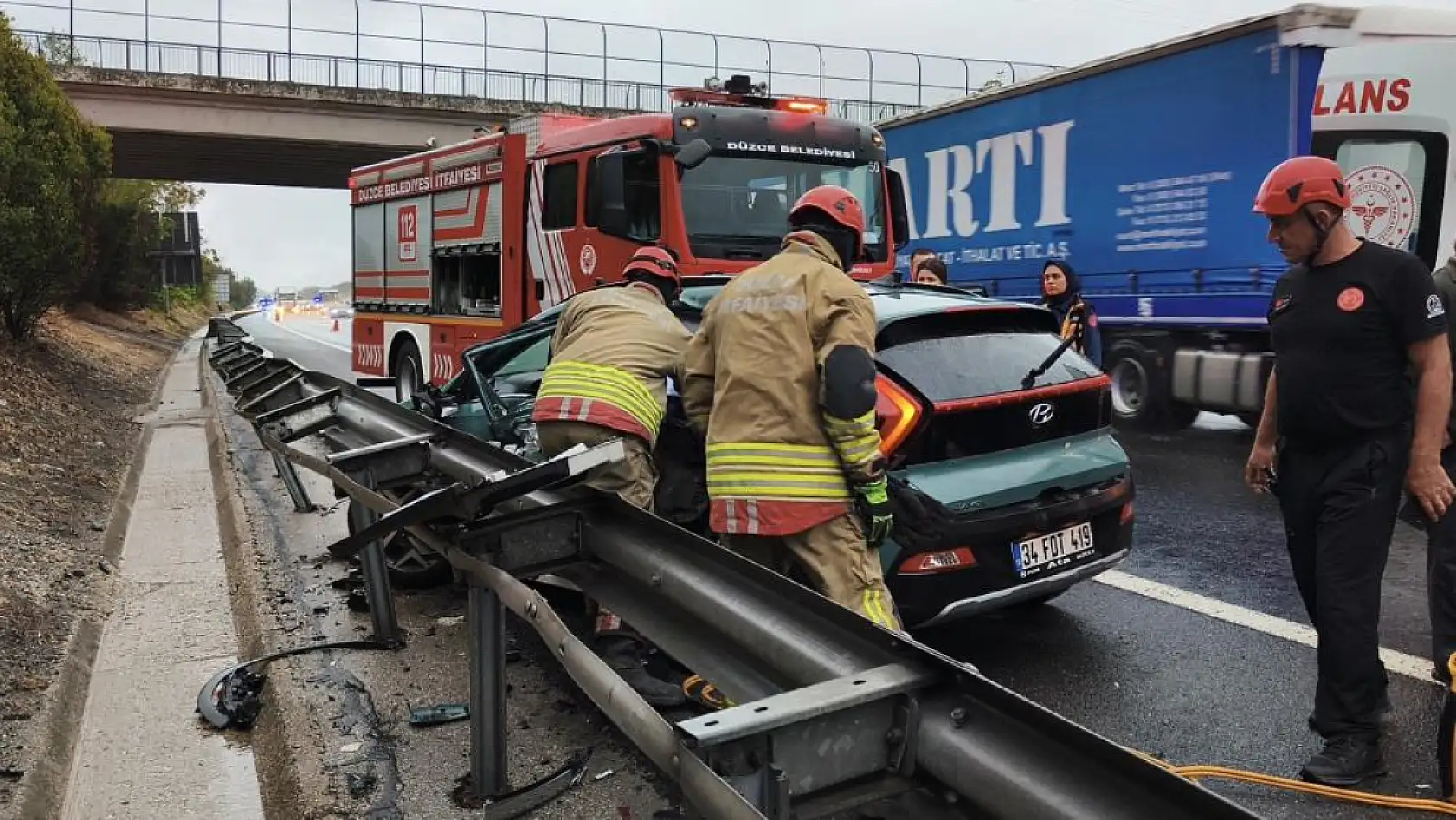 Ters Dönen Araç, Bariyerlere Çarptı: 5 Yaralı!