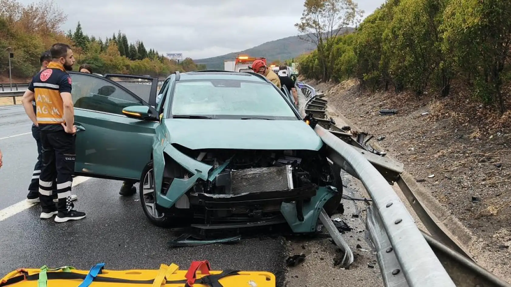 Ters Dönen Araç, Bariyerlere Çarptı: 5 Yaralı!