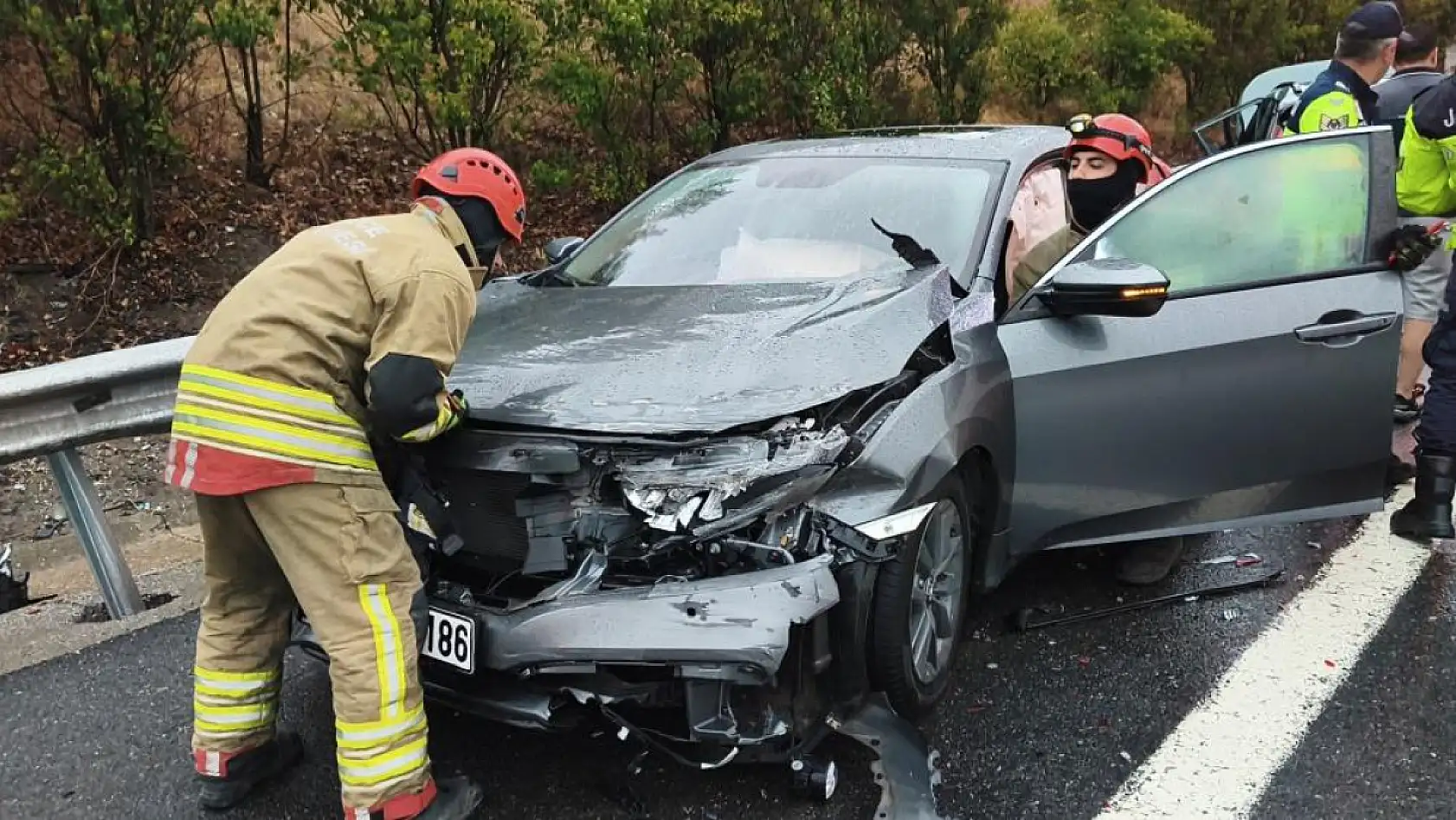 Ters Dönen Araç, Bariyerlere Çarptı: 5 Yaralı!