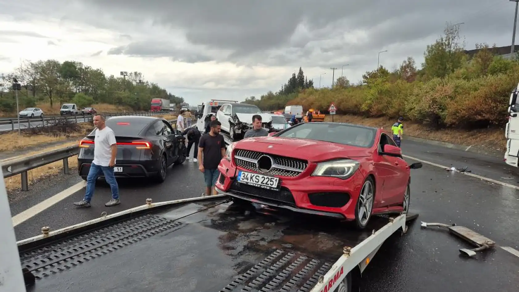 Otoyolda 4 ayrı kazada 30 araç birbirine girdi