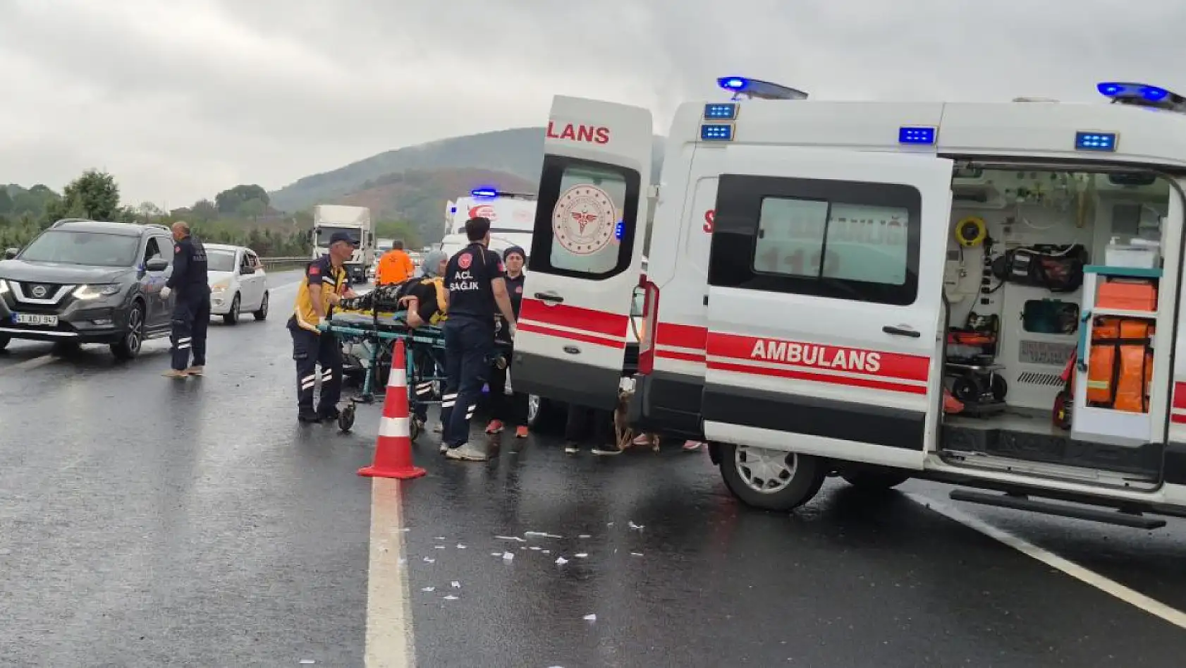 Otoyolda 4 ayrı kazada 30 araç birbirine girdi