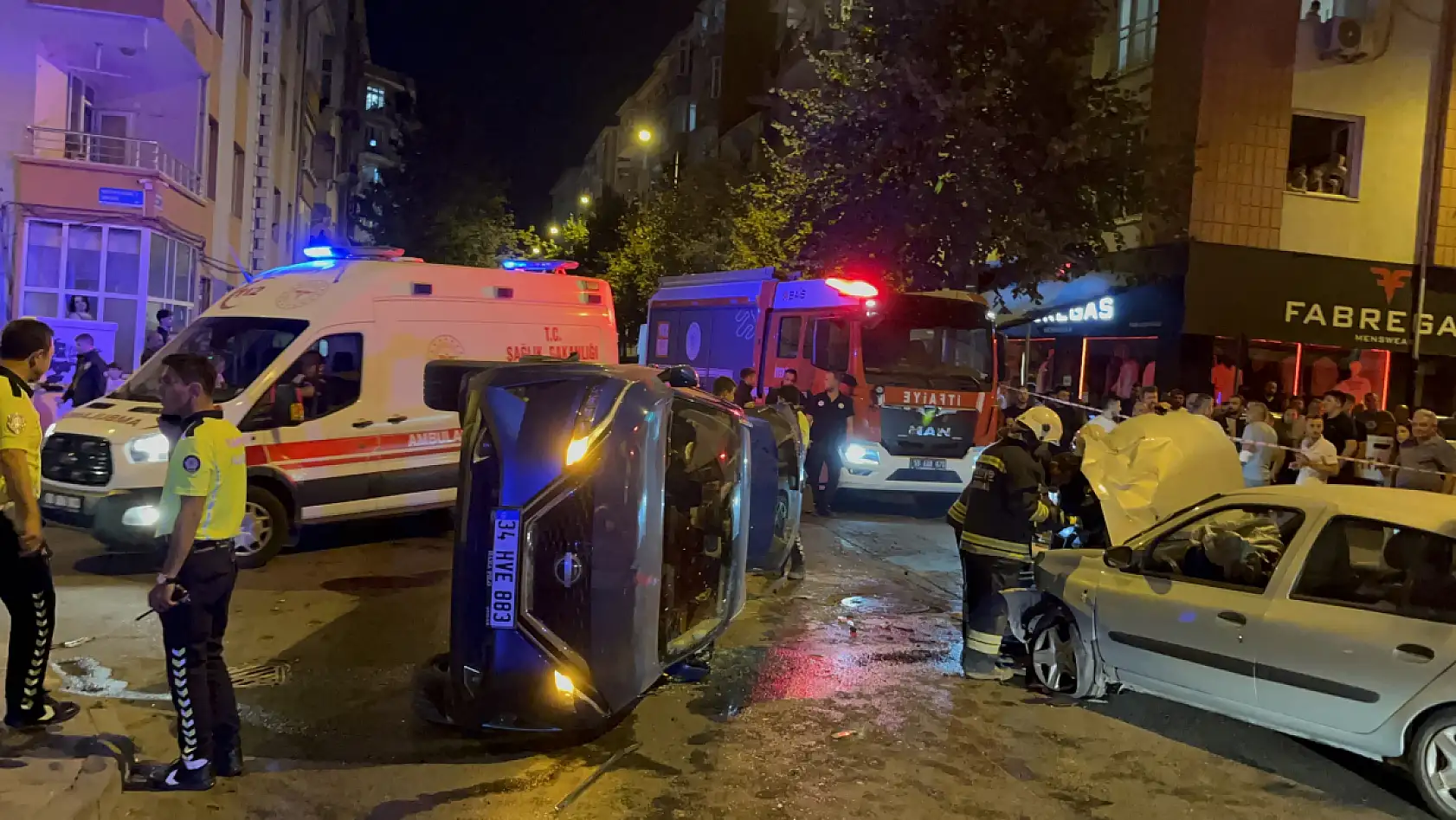 Zincirleme kaza: 3 araç birbirine girdi, ortalık savaş alanına döndü