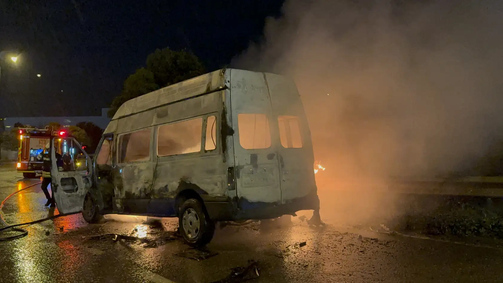 Minibüs alev alev yandı