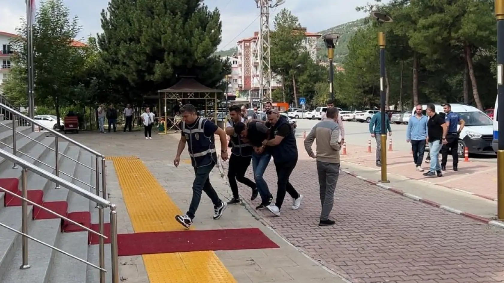 Kuzenini öldüren sanık ile eşinin tutukluğuna devam etmesi kararlaştırıldı