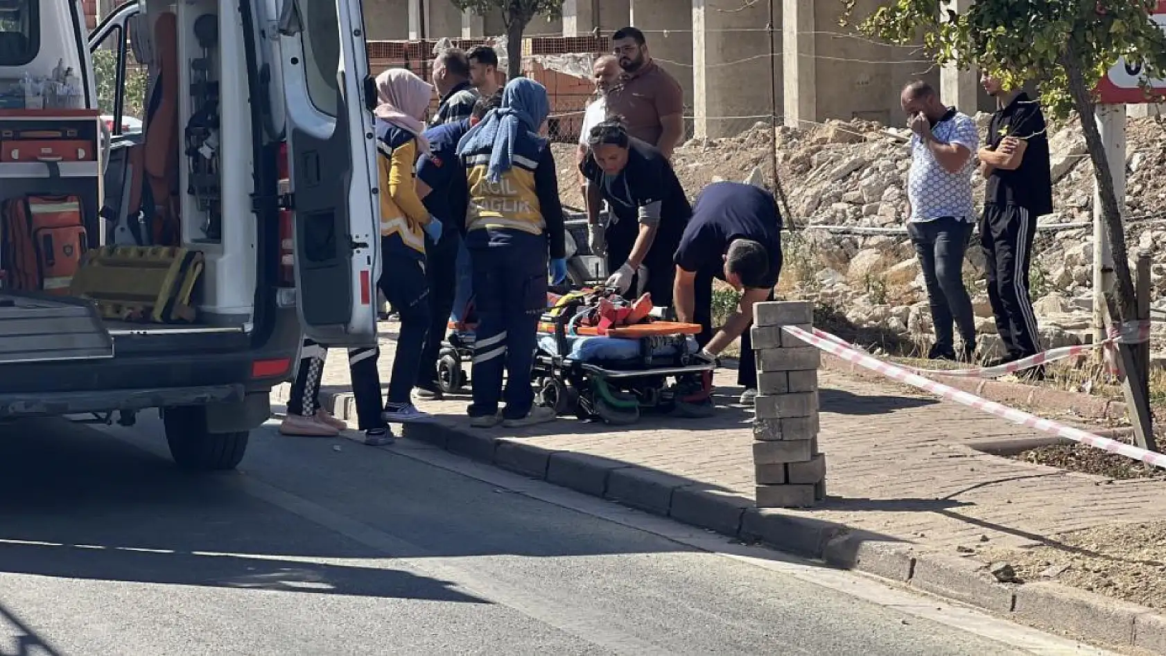 Engelli kız çocuğu ile annesine tır çarptı: Tırın altında kalan anne olay yerinde hayatını kaybetti