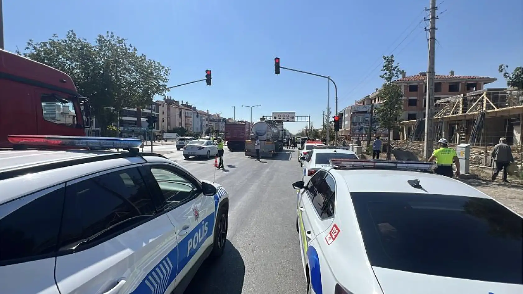 Engelli kız çocuğu ile annesine tır çarptı: Tırın altında kalan anne olay yerinde hayatını kaybetti