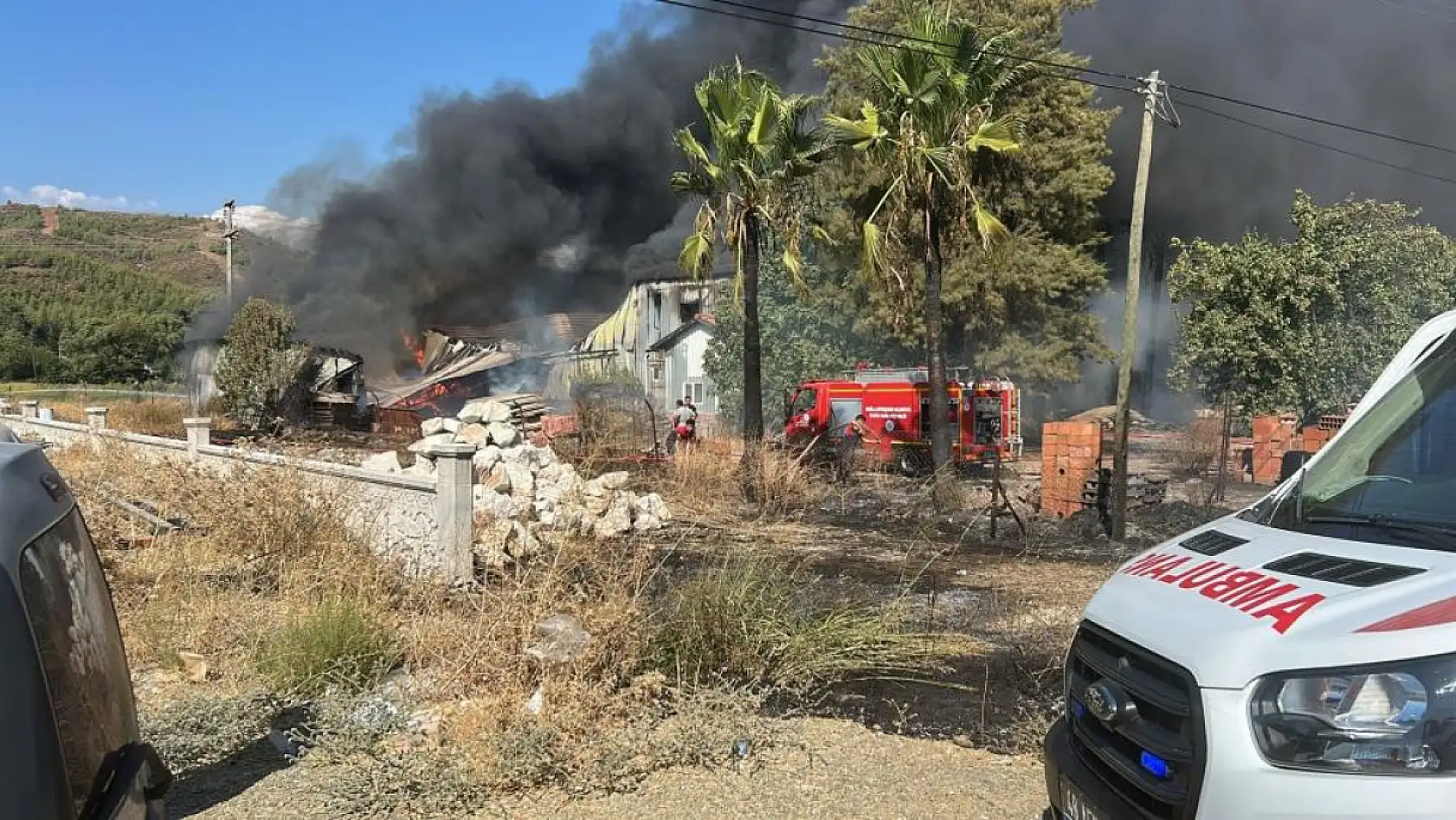 Seydikemer'de kereste deposunda yangın