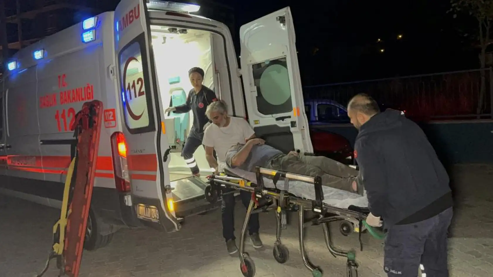 Genç kız çatıya çıktı, kurtarmak isteyenlerle birlikte mahsur kaldı