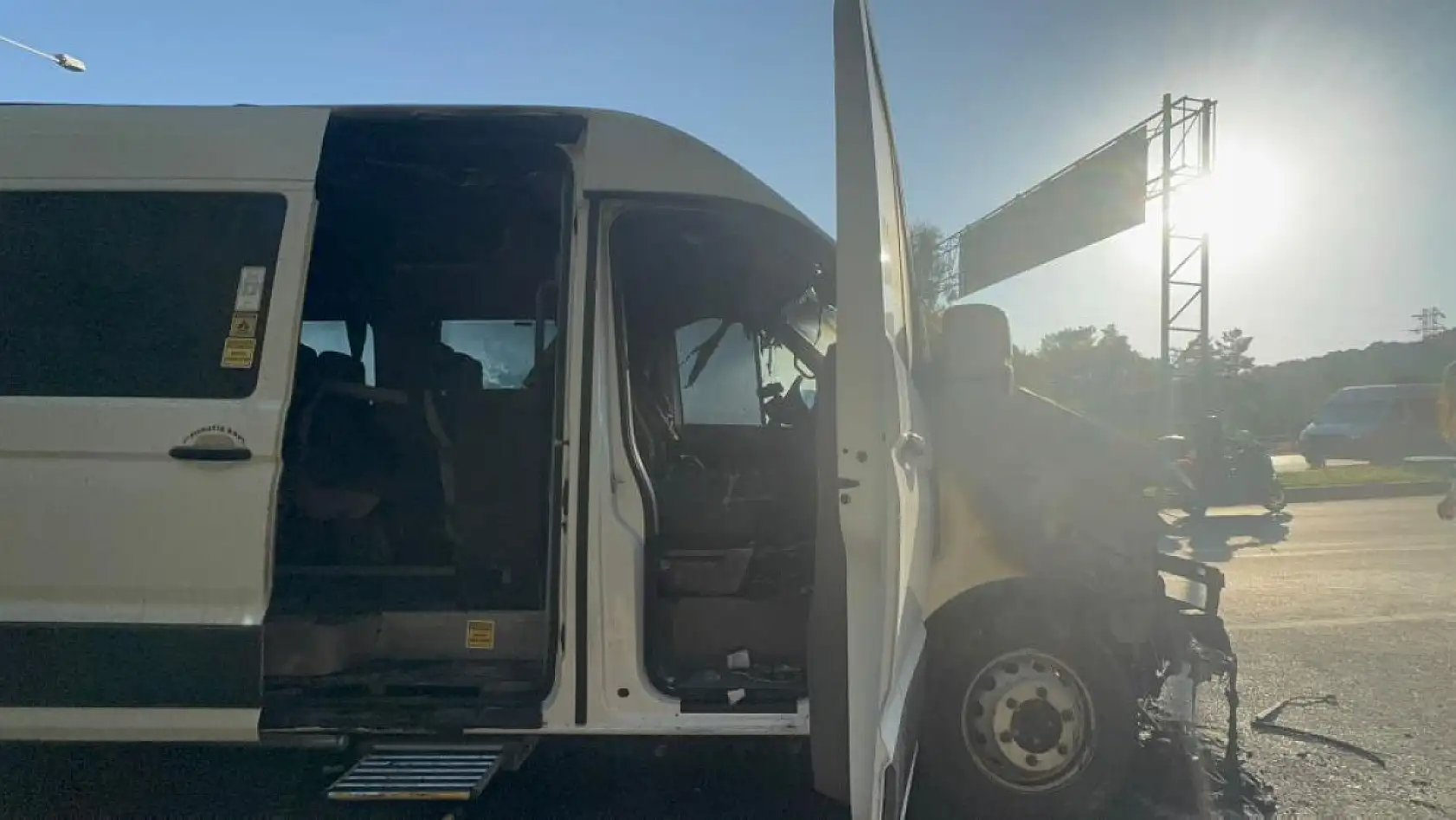 Marmaris'te turistleri taşıyan minibüs alev aldı