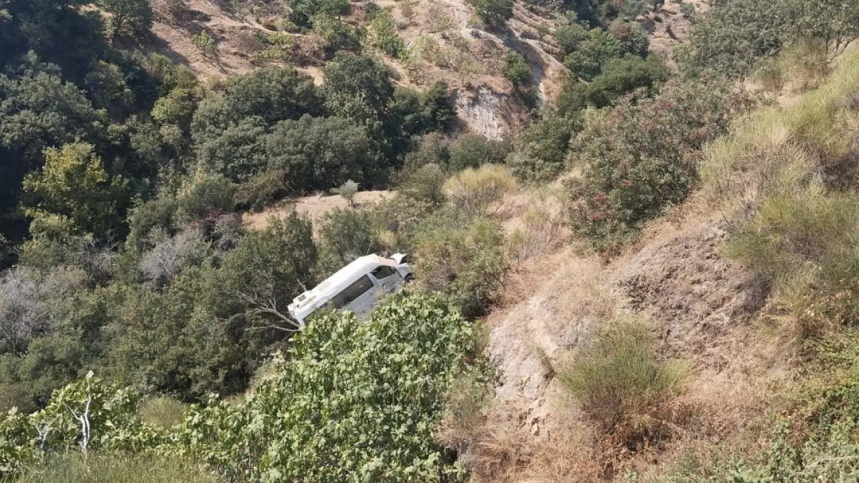 Öğrenci servisi yoldan çıkıp uçuruma sürüklendi