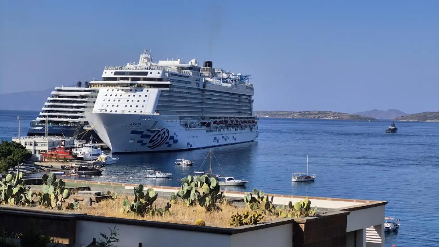 Bodrum'a 2 gemi birden geldi