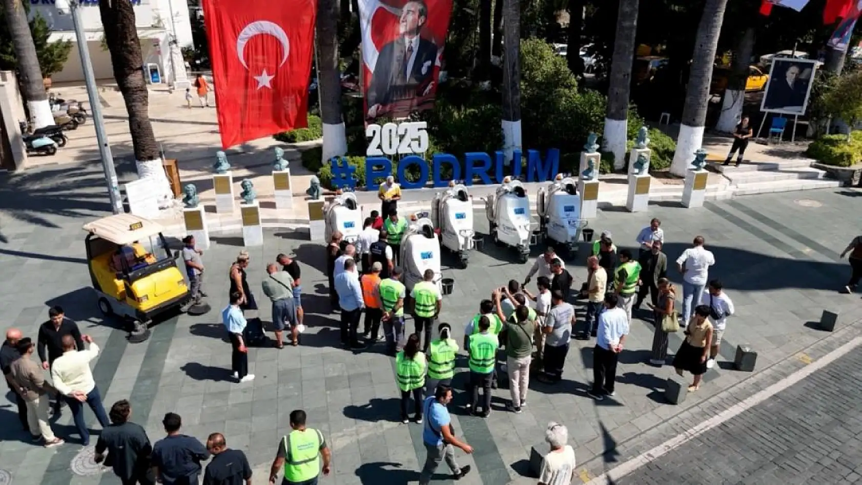 Bodrum'da Çevre Dostu Yeni Nesil Elektrikli Yol Süpürgeleri Göreve Başladı