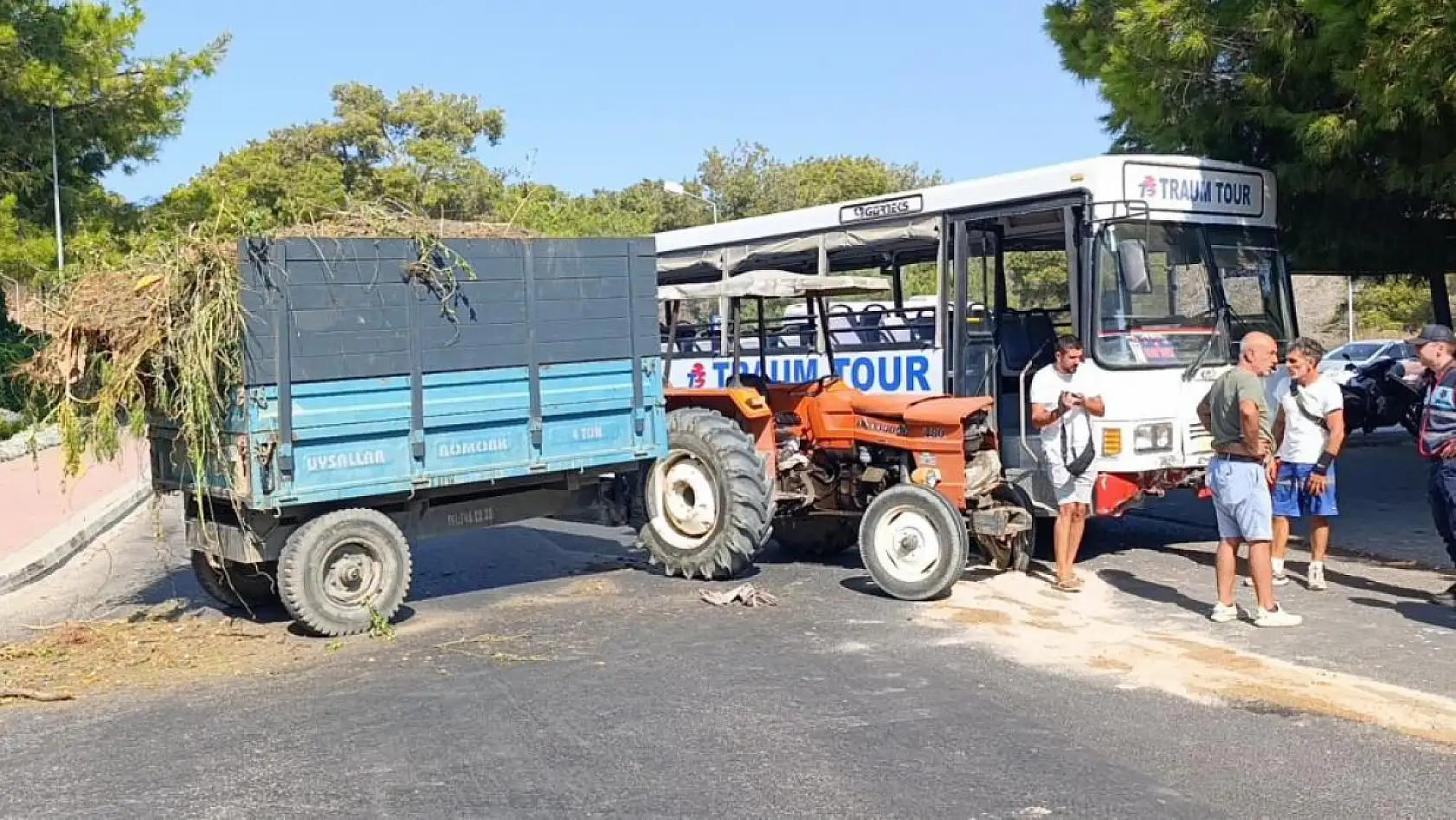 Safari için yolcu toplayan otobüs ile otelden çıkan traktör çarpıştı: 1'i turist 2 yaralı