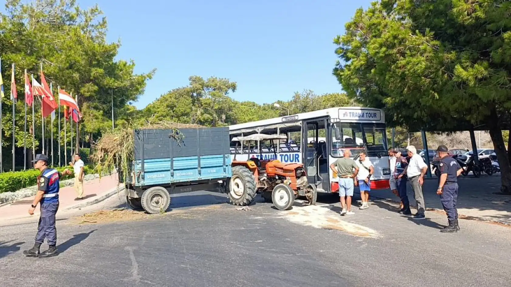 Safari için yolcu toplayan otobüs ile otelden çıkan traktör çarpıştı: 1'i turist 2 yaralı