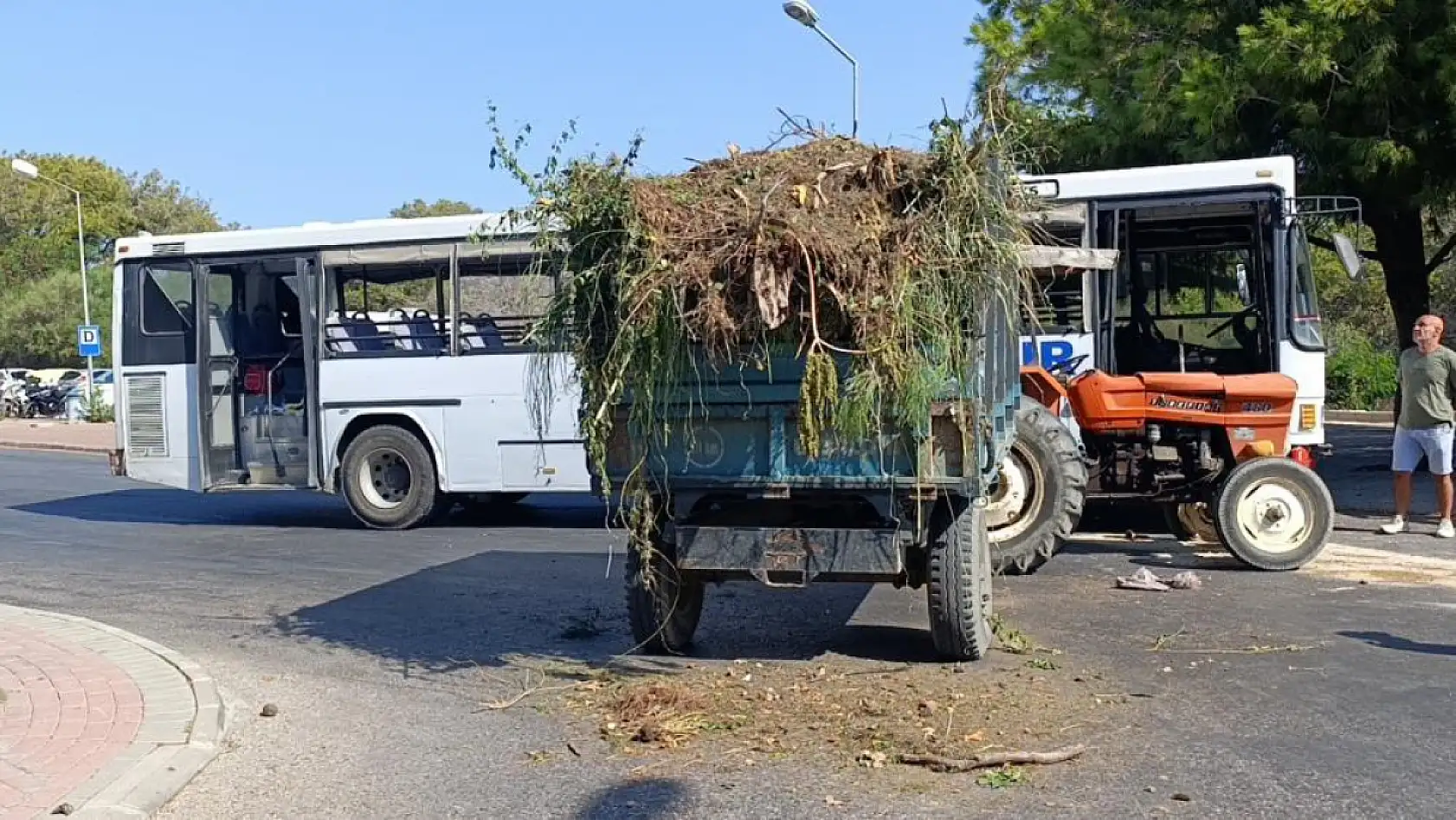 Safari için yolcu toplayan otobüs ile otelden çıkan traktör çarpıştı: 1'i turist 2 yaralı