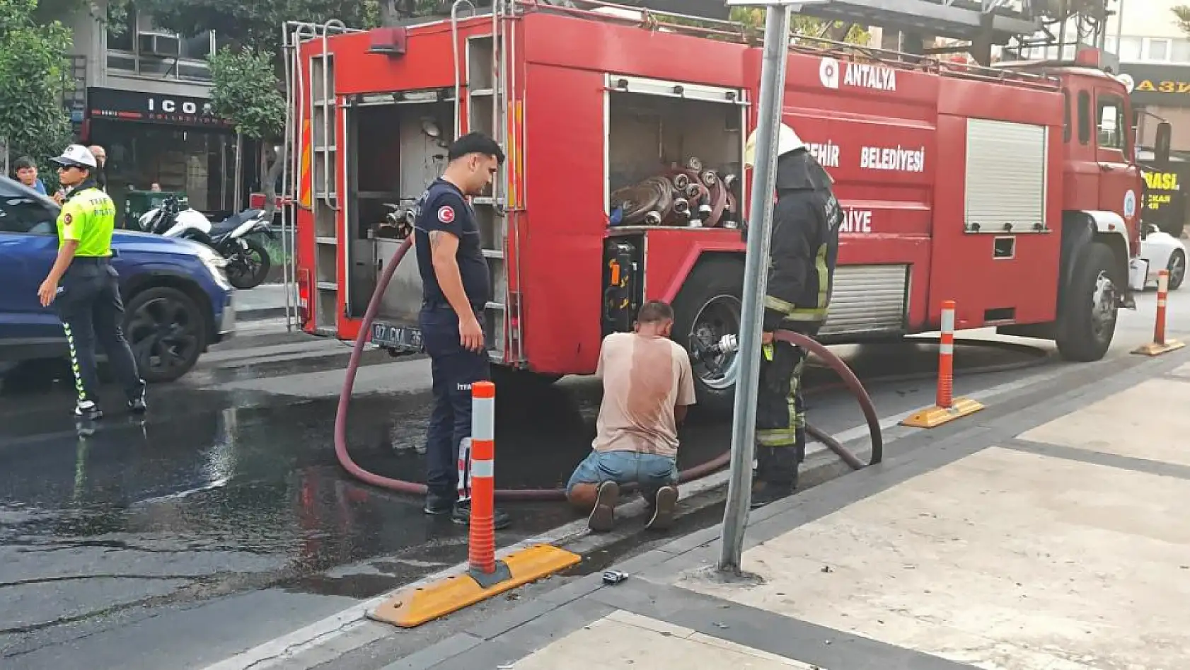 Üzerine döktüğü benzin gözlerinden ediyordu