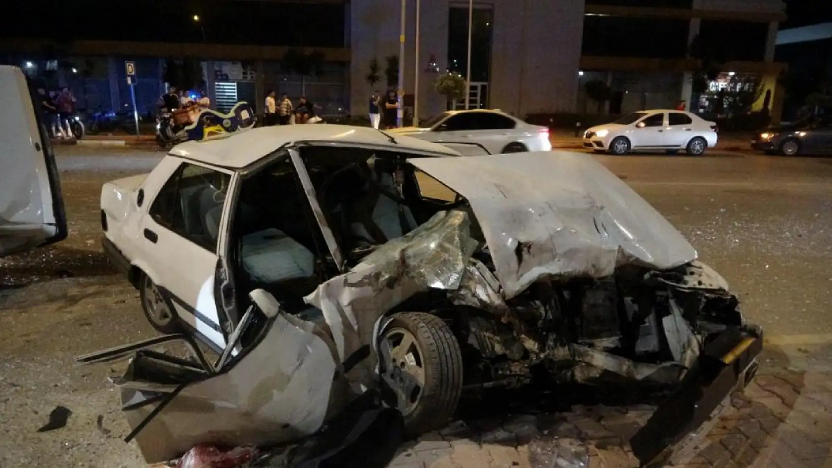 Tofaşlar kafa kafaya çarpıştı, ortalık savaş alanına döndü: 4 yaralı