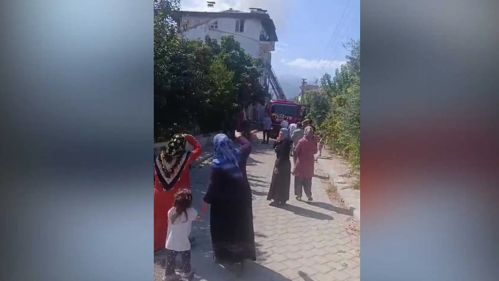 Yanan evdeki çocuklarını kurtarmak için canını hiçe saydı