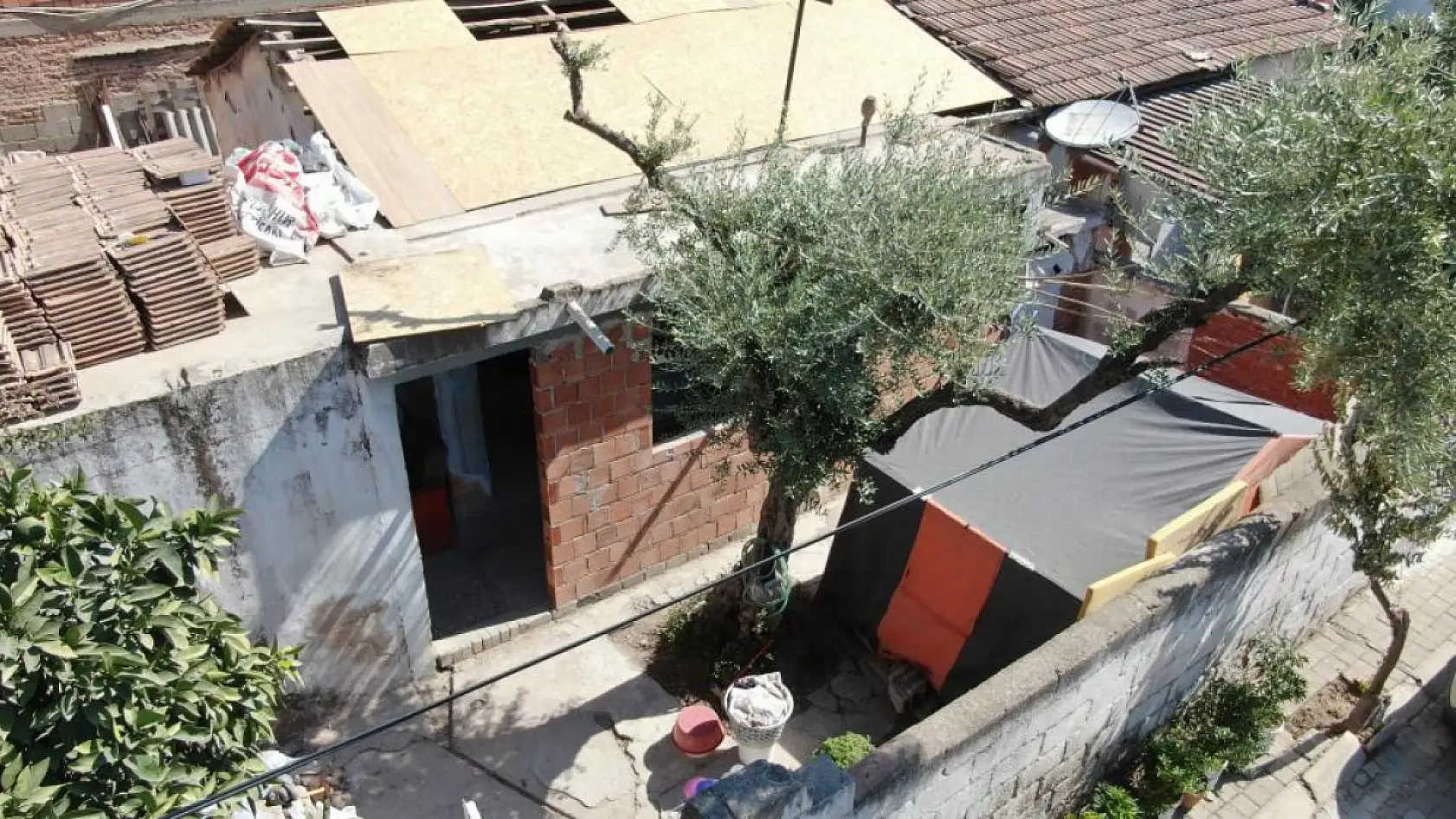 Torunu ve oğlu ile çadırda yaşam mücadelesi veriyor