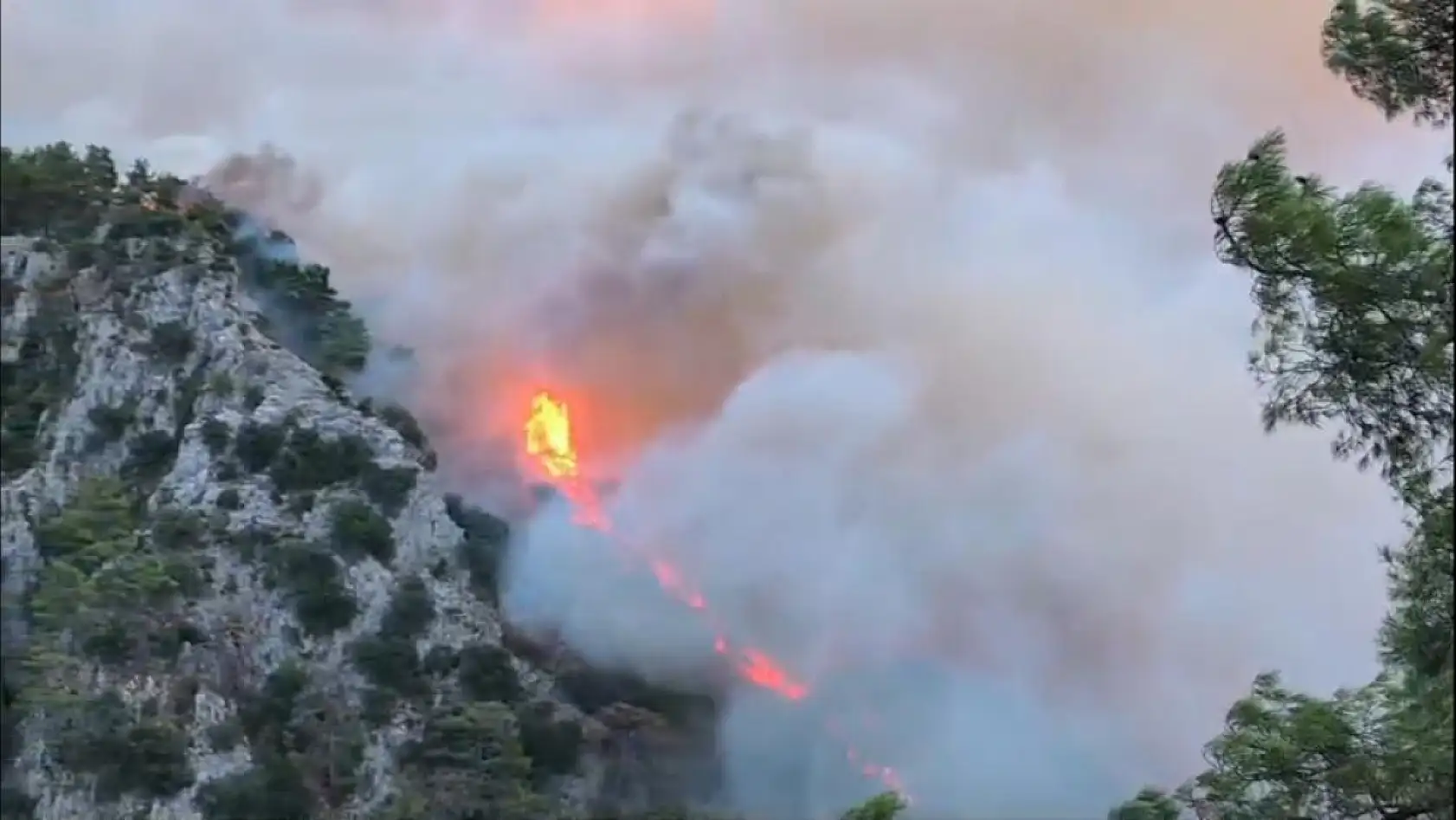 Muğla'da Sabahın İlk Işıklarıyla Yangınlara Uçak ve Helikopter Desteği
