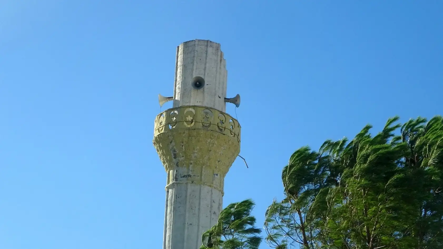Menteşe'de fırtına minareyi yıktı, ağaçları söktü
