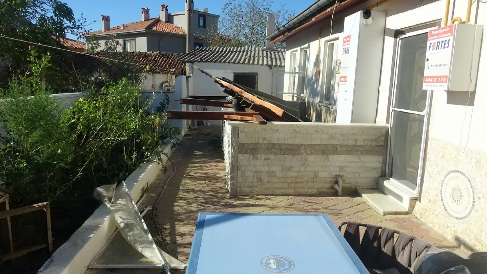 Menteşe'de fırtına minareyi yıktı, ağaçları söktü