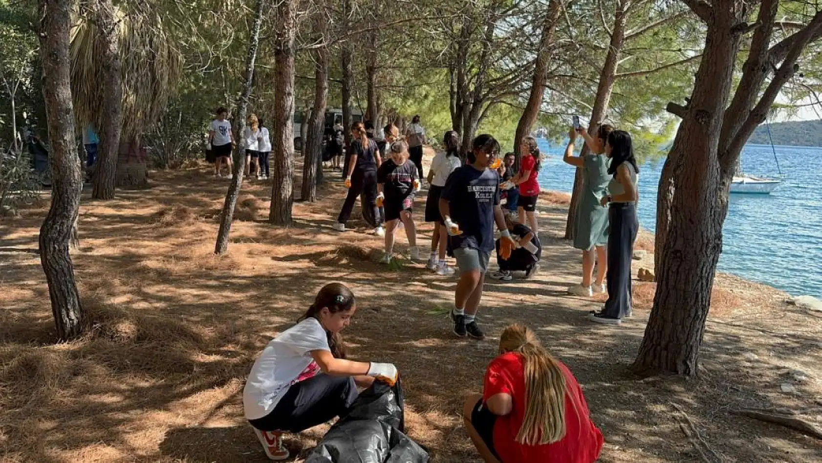 Marmaris'te öğrenciler karadan, polis dalgıçlar denizden temizlik yaptı