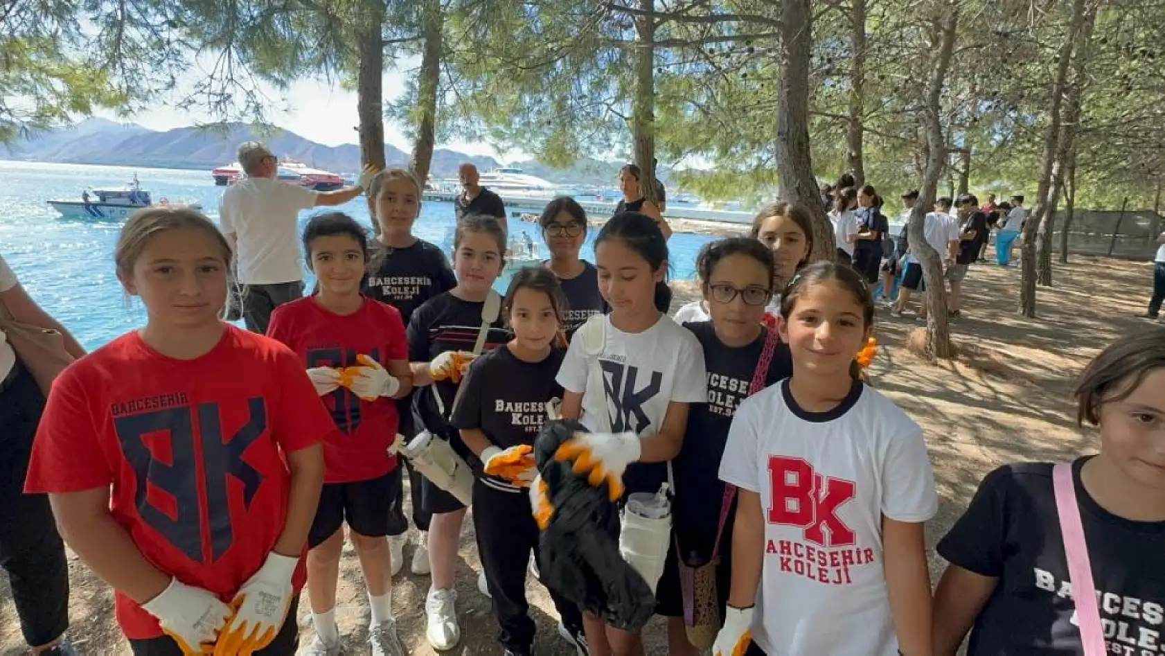 Marmaris'te öğrenciler karadan, polis dalgıçlar denizden temizlik yaptı