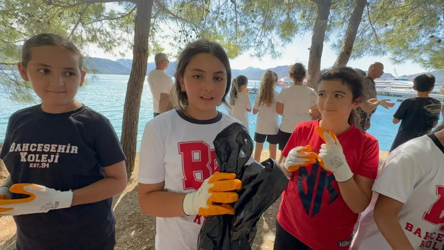 Marmaris'te öğrenciler karadan, polis dalgıçlar denizden temizlik yaptı
