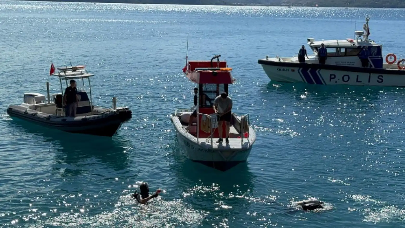 Marmaris'te öğrenciler karadan, polis dalgıçlar denizden temizlik yaptı