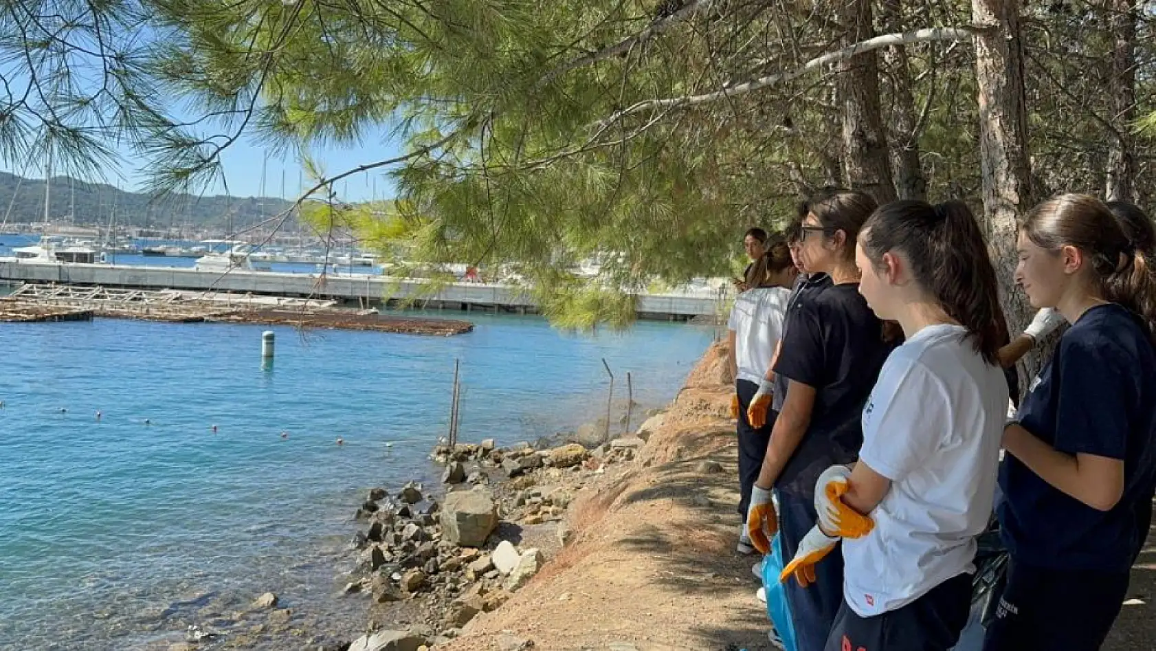 Marmaris'te öğrenciler karadan, polis dalgıçlar denizden temizlik yaptı