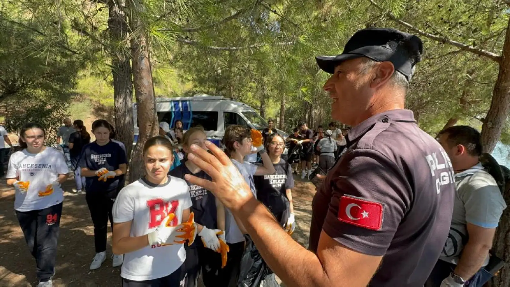 Marmaris'te öğrenciler karadan, polis dalgıçlar denizden temizlik yaptı