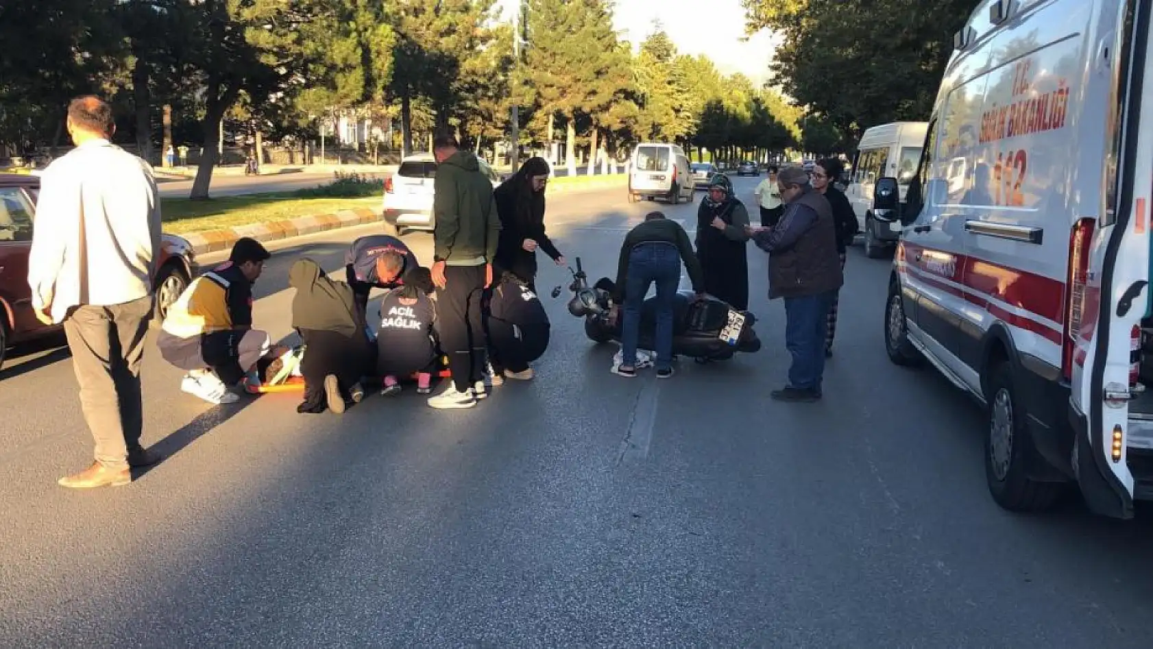 Kaza sonrası motosikletiyle yola savrulan genç kız gözyaşlarıyla hastaneye götürüldü
