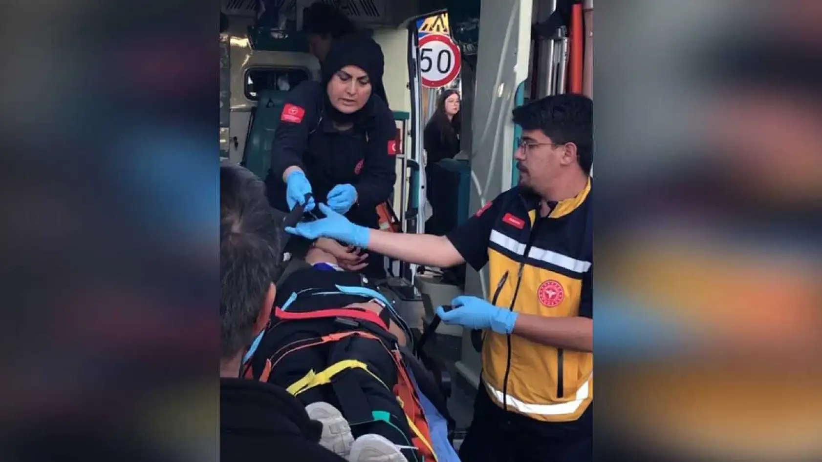 Kaza sonrası motosikletiyle yola savrulan genç kız gözyaşlarıyla hastaneye götürüldü